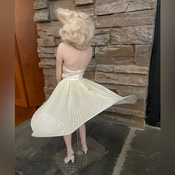 Franklin Mint porcelain Marilyn Monroe. 18” tall from “ The Seven Year I… - Picture 3 of 9